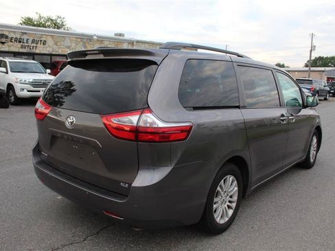 Used 2017 Toyota Sienna XLE w/ XLE Navigation Package FWD image 7