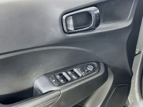 Used 2023 Hyundai Venue Limited image 18