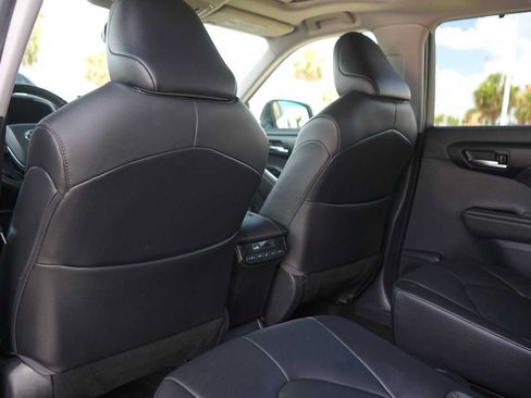 Used 2021 Toyota Highlander XLE AWD/4WD image 13