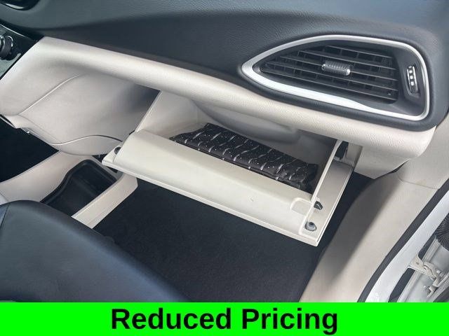 Used 2024 Chrysler Pacifica Touring-L FWD image 40