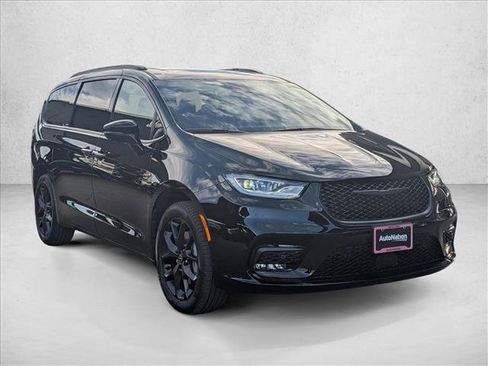 New 2026 Chrysler Pacifica Limited image 6