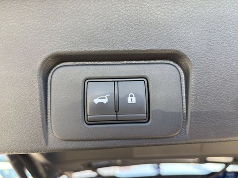 Used 2025 Nissan Rogue SV FWD image 23
