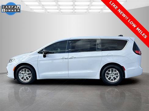 Used 2025 Chrysler Pacifica Select image 2