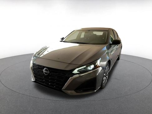Used 2025 Nissan Altima 2.5 SV FWD image 7