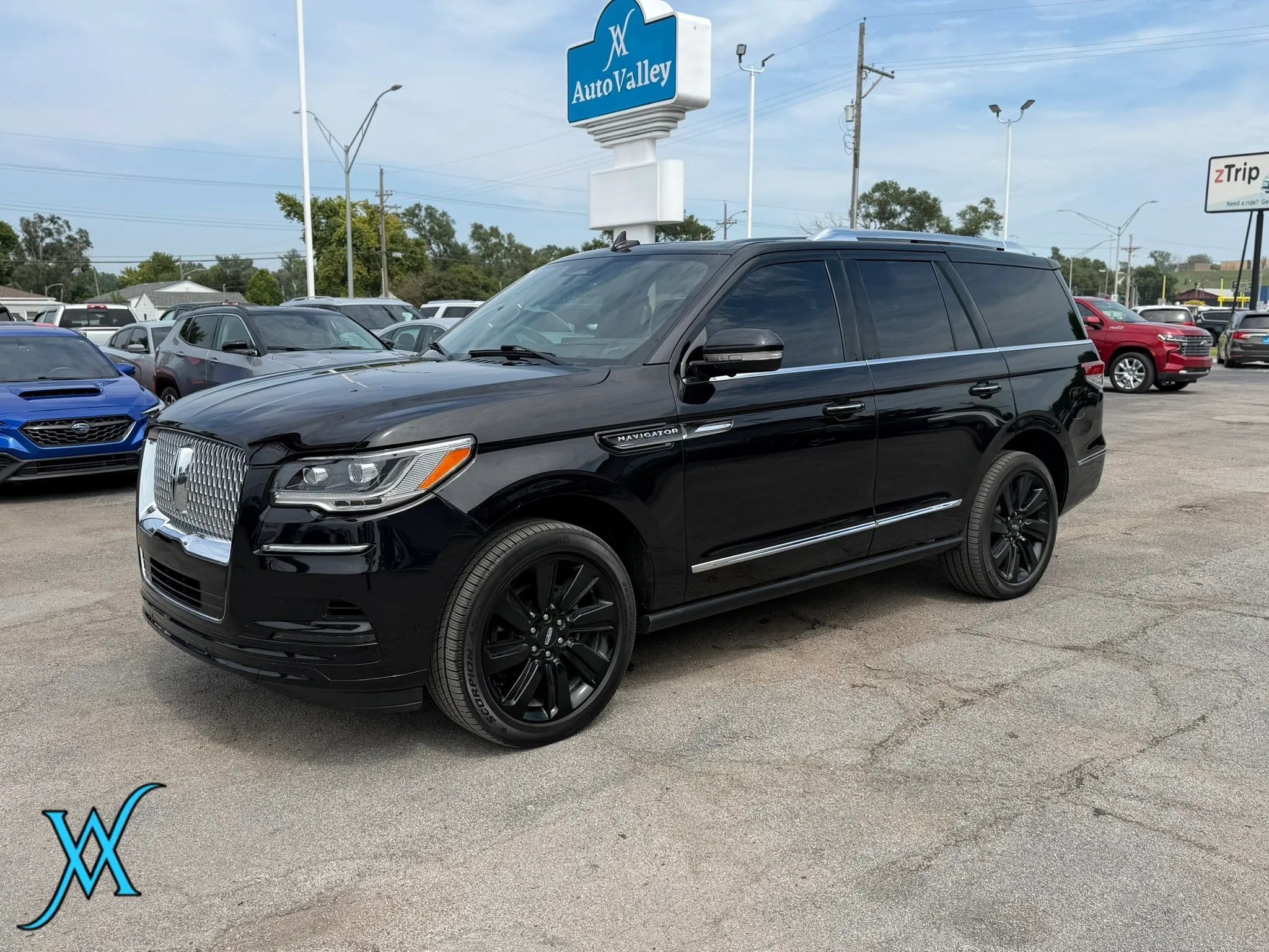 Used 2023 Lincoln Navigator Reserve AWD/4WD image 3