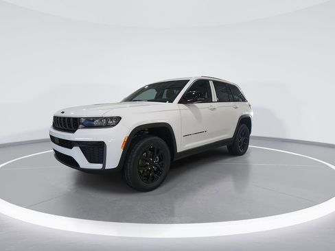 New 2026 Jeep Grand Cherokee Altitude image 4