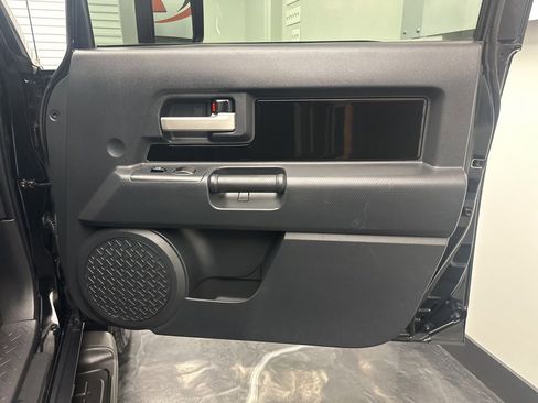 Used 2011 Toyota FJ Cruiser 4WD image 10