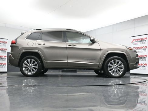 Used 2017 Jeep Cherokee Overland w/ Technology Group AWD/4WD image 39