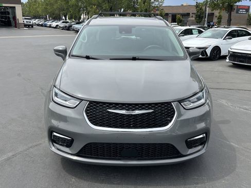 Used 2022 Chrysler Pacifica Touring-L FWD image 3