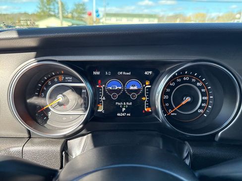 Used 2023 Jeep Gladiator Willys image 11
