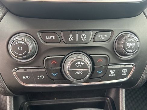 Used 2019 Jeep Cherokee Trailhawk w/ Trailer Tow Group image 10