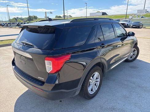 Used 2022 Ford Explorer XLT image 11