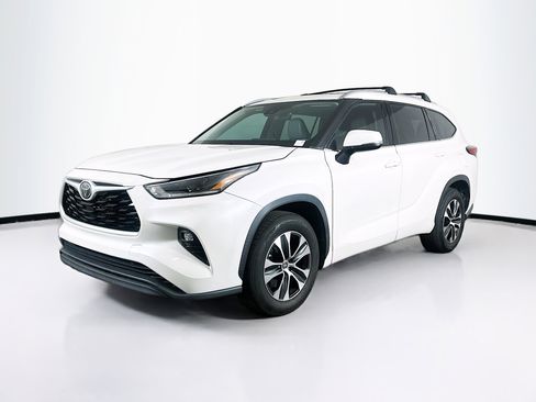 Used 2021 Toyota Highlander XLE FWD image 3