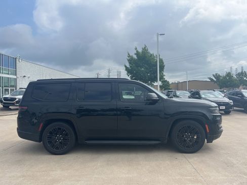 Used 2023 Jeep Wagoneer Series II w/ Convenience Group I AWD/4WD image 3