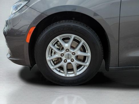 Used 2023 Chrysler Pacifica Touring-L FWD image 25