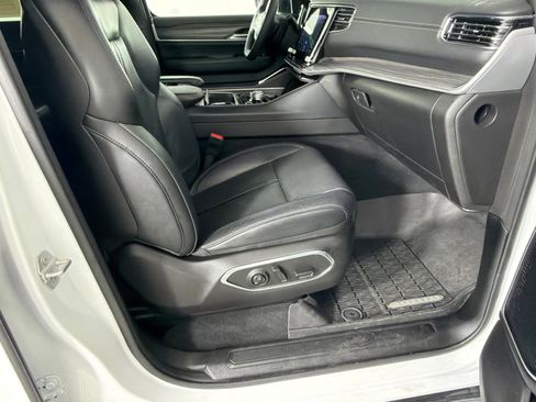 Used 2024 Jeep Wagoneer L Series II w/ Flexible Seating Group RWD image 14