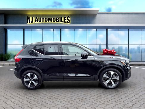 Used 2025 Volvo XC40 B5 Plus image 8