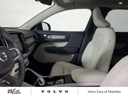 Used 2025 Volvo XC40 B5 Plus image 23