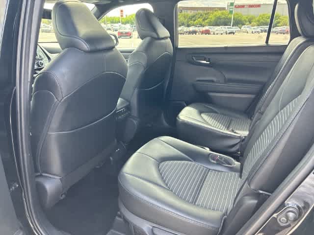 Used 2021 Toyota Highlander XSE FWD image 21