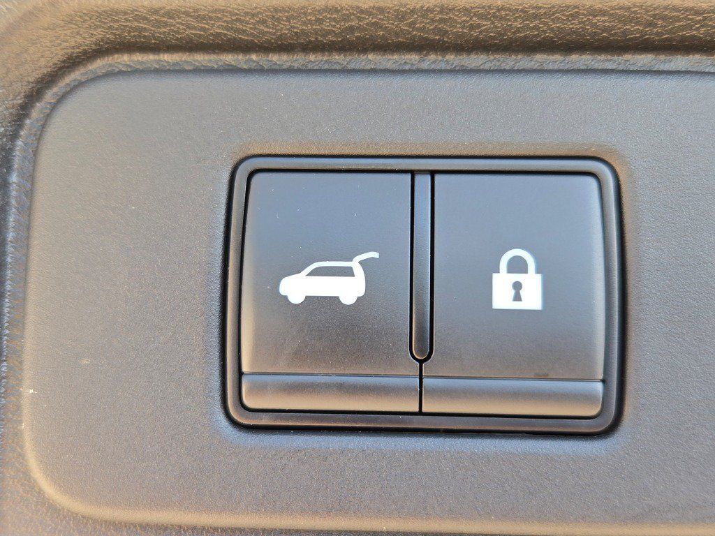 Used 2025 Nissan Rogue SV AWD/4WD image 17