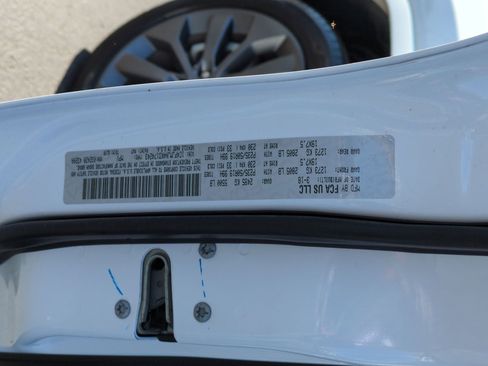 Used 2019 Jeep Cherokee Overland w/ Technology Group image 34