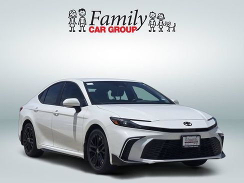 Used 2025 Toyota Camry SE w/ Convenience Package FWD image 2