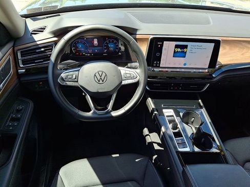 Used 2025 Volkswagen Atlas SE AWD/4WD image 14