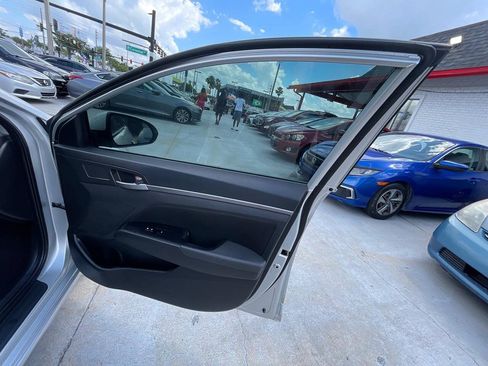 Used 2018 Hyundai Elantra Value Edition FWD image 12