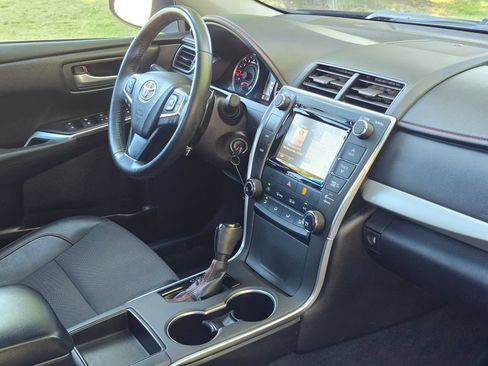 Used 2016 Toyota Camry SE w/ Moonroof Package FWD image 18