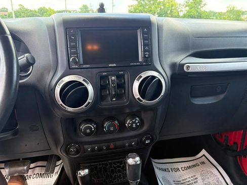 Used 2014 Jeep Wrangler Unlimited Sahara w/ Dual Top Group AWD/4WD image 21