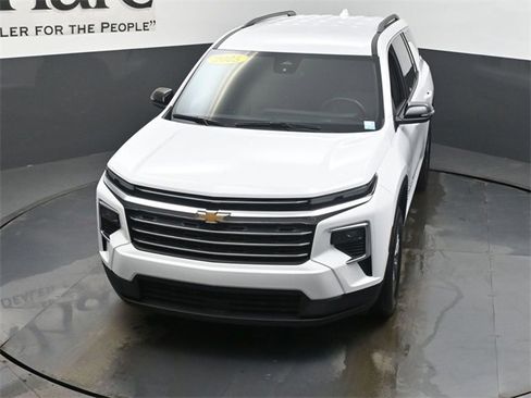 Used 2025 Chevrolet Traverse LT image 44