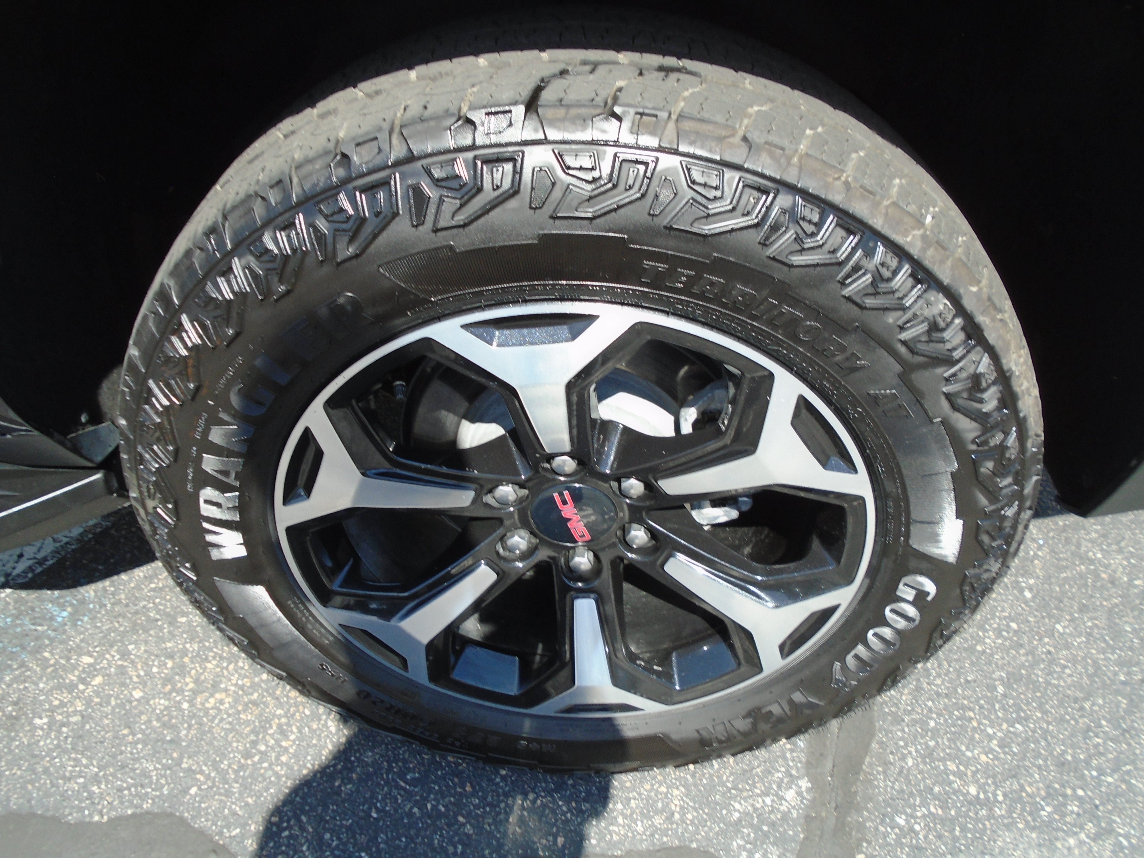 Used 2025 GMC Yukon AT4 AWD/4WD image 15