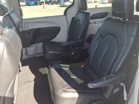 Used 2023 Chrysler Pacifica Touring-L image 18