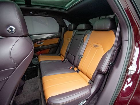 Used 2021 Bentley Bentayga AWD/4WD image 29