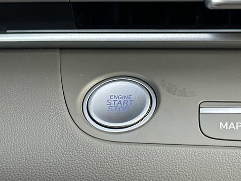 Used 2025 Hyundai Elantra SEL image 19