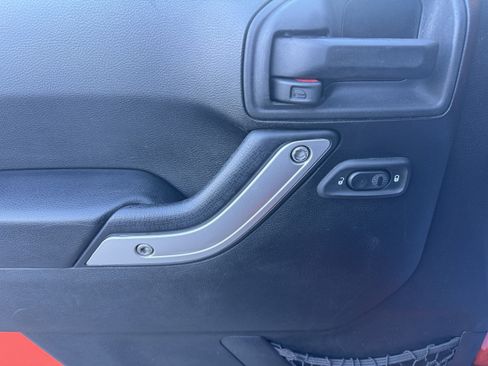 Used 2015 Jeep Wrangler Unlimited Rubicon w/ Connectivity Group image 9