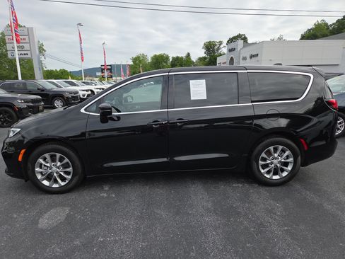 Certified 2026 Chrysler Pacifica Limited FWD image 7