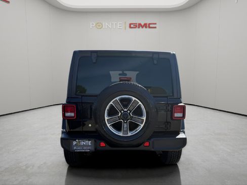 Used 2019 Jeep Wrangler Unlimited Sahara AWD/4WD image 4