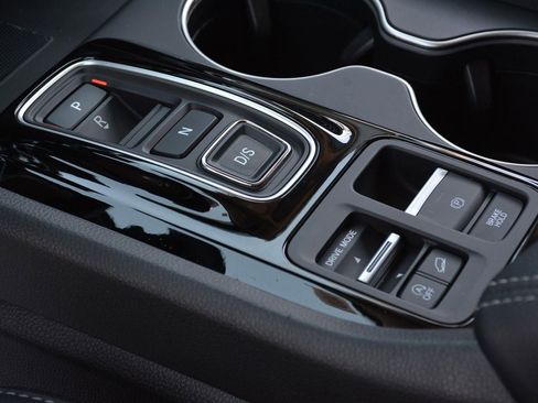 Used 2025 Honda Pilot Touring image 9