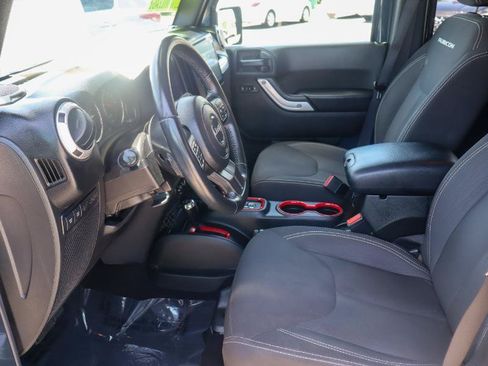Used 2017 Jeep Wrangler Unlimited Rubicon w/ Connectivity Group AWD/4WD image 9