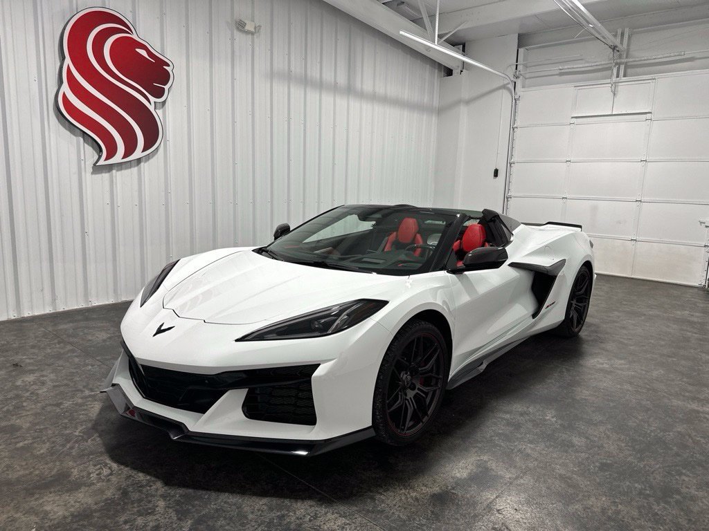 Used 2025 Chevrolet Corvette Z06 RWD image 2