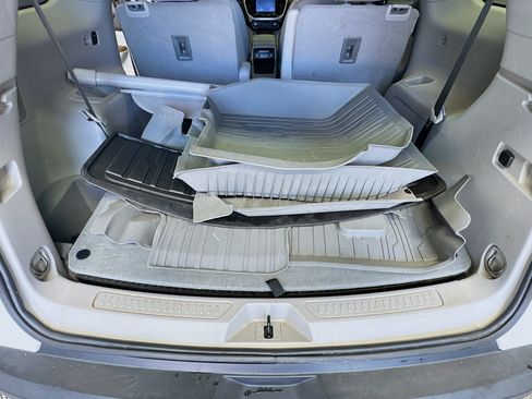 Used 2023 GMC Acadia SLE w/ Driver Convenience Package FWD image 17
