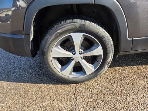 Used 2020 Jeep Cherokee Limited image 9