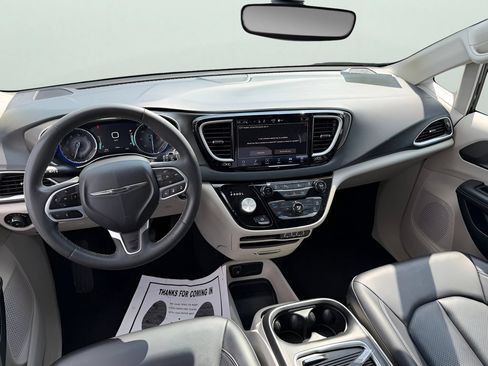 Used 2023 Chrysler Pacifica Touring-L FWD image 11