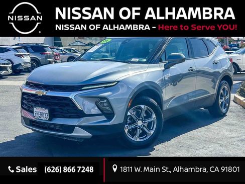 Used 2025 Chevrolet Blazer LT FWD image 1