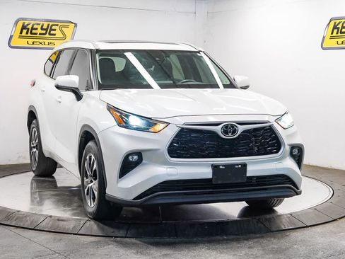 Used 2023 Toyota Highlander XLE FWD image 5