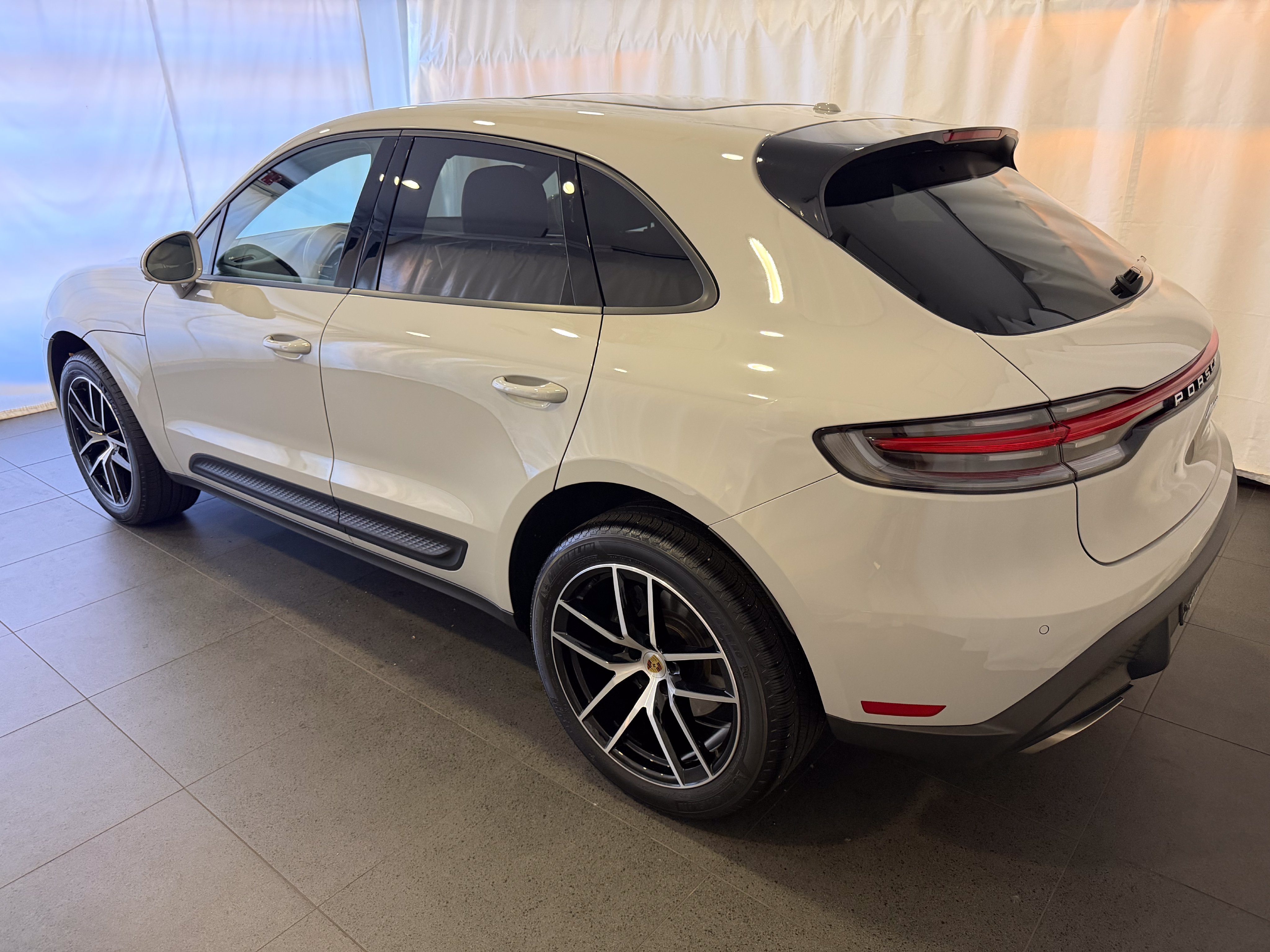 Certified 2026 Porsche Macan AWD/4WD image 3