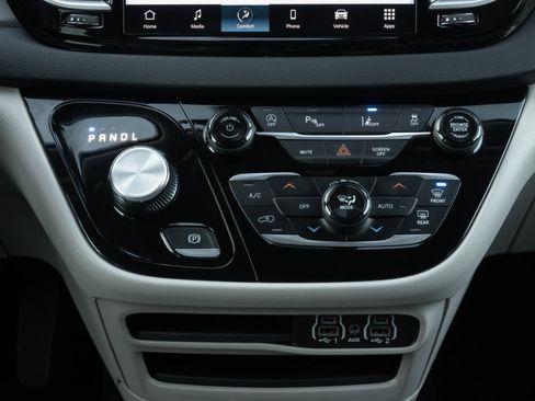 Used 2024 Chrysler Pacifica Touring-L image 33