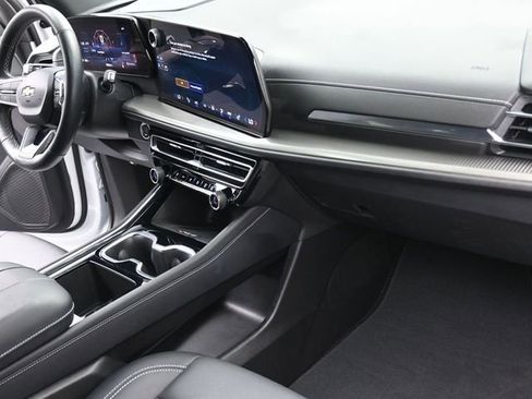 Used 2025 Chevrolet Traverse LT image 30