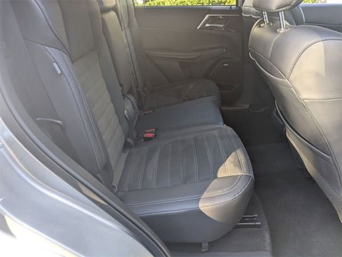 Used 2025 Mitsubishi Outlander SE image 31